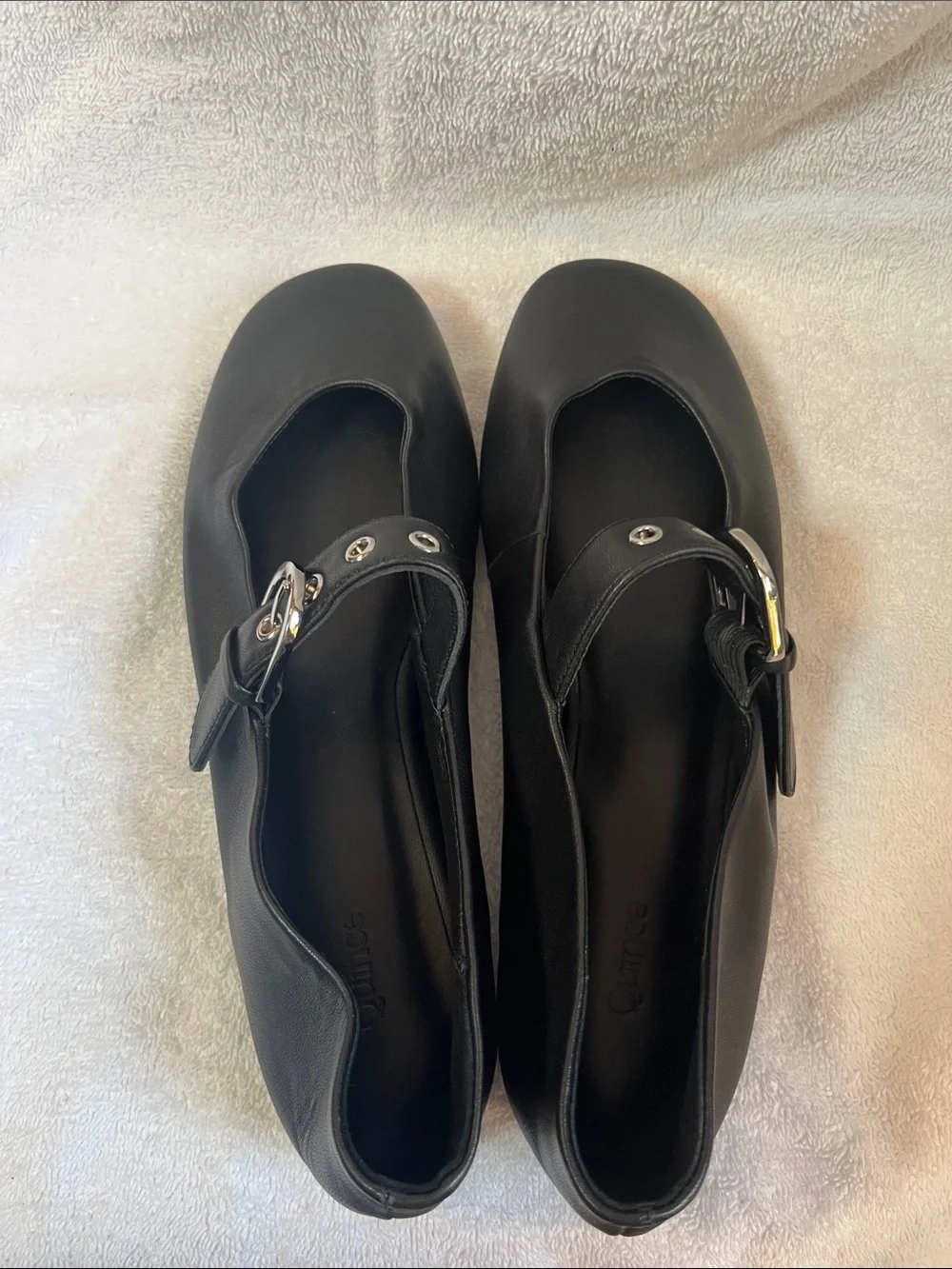 Quince sleek black